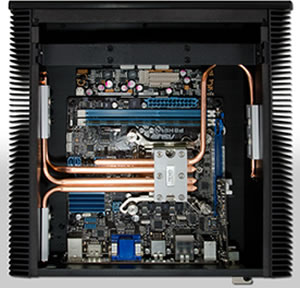 「無音PC」の秘密、ファンレスケース。CPUファンが無く、ヒートパイプが直接PC外周のヒートシンクにつながっている。 画像