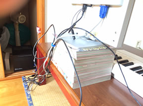押入れと机の位置関が分かる一枚。手前はモニターを裏側から見たところ。
